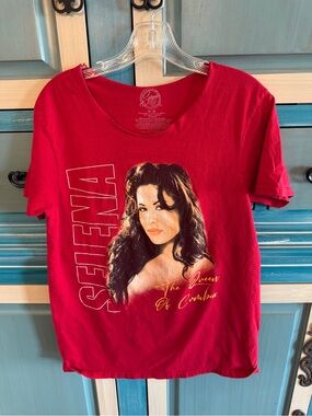Mi Red Selena Portrait Graphic Tee